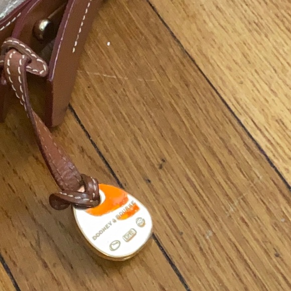 Dooney & Bourke cream and brown canvas hobo bag with leather strap preowned - Picture 8 of 12